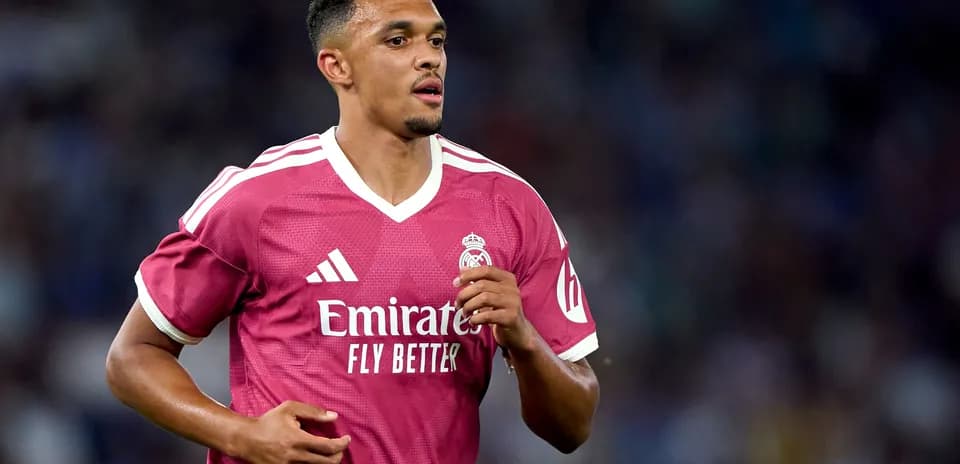Futbolçu Real Madrid formasında sahədə yürüyür