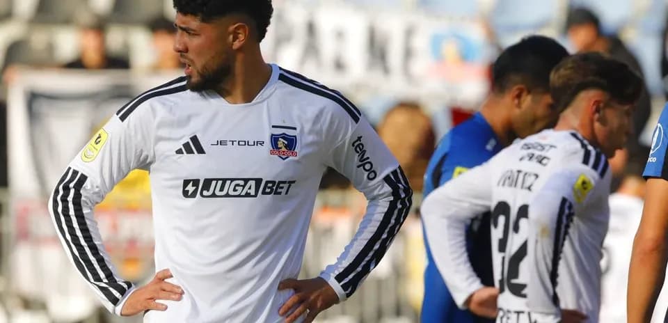 Colo Colo futbolçusu matçda düşüncəli görünür