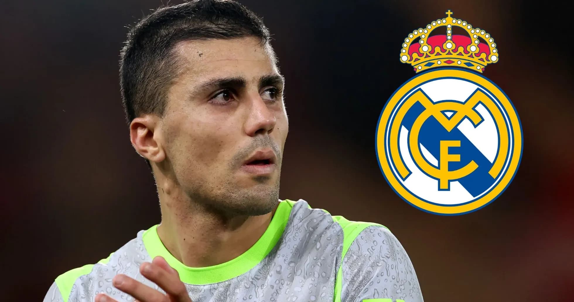 Futbolçu Real Madrid emblemi ilə birlikdə