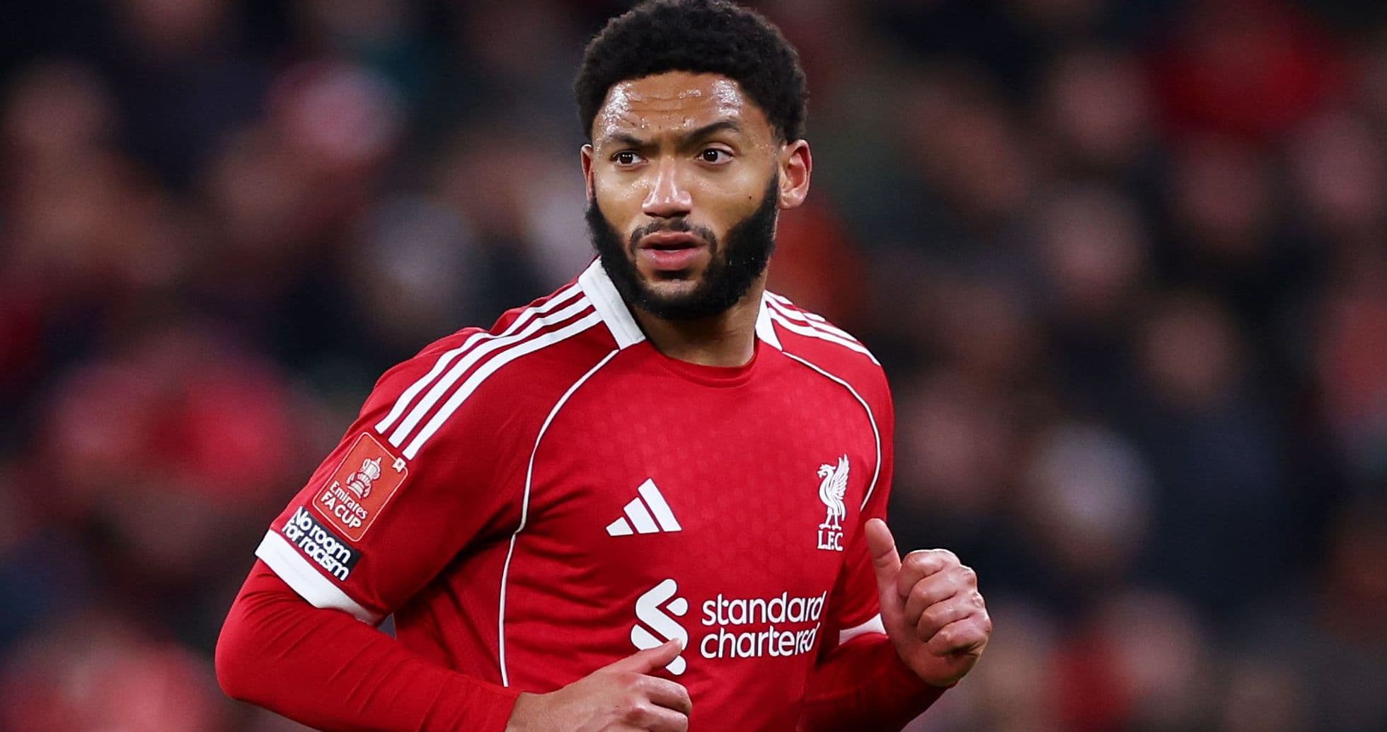 Futbolçu Liverpool formasında sahədə hərəkət edir