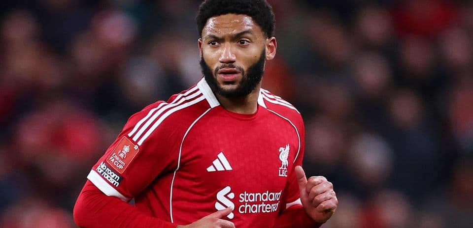 Futbolçu Liverpool formasında sahədə hərəkət edir