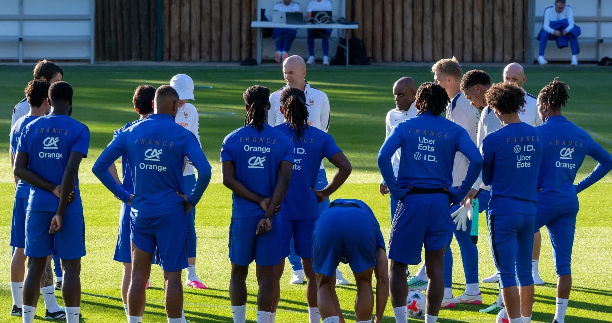 Fransa futbol komandası məşq zamanı müzakirə edir
