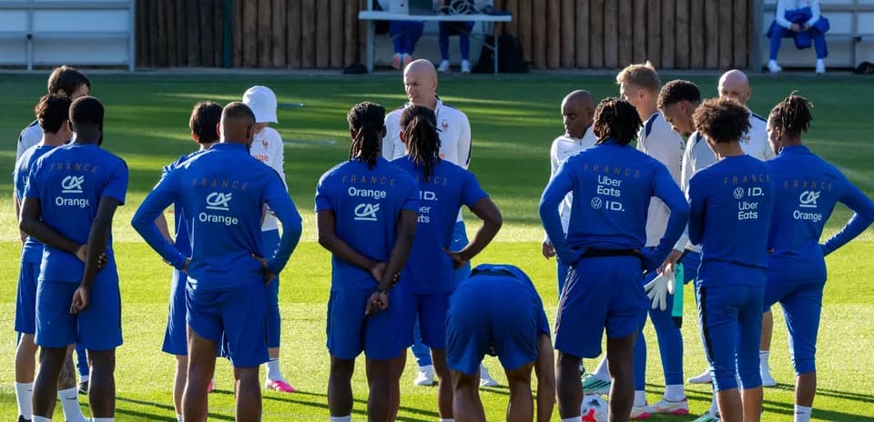 Fransa futbol komandası məşq zamanı müzakirə edir