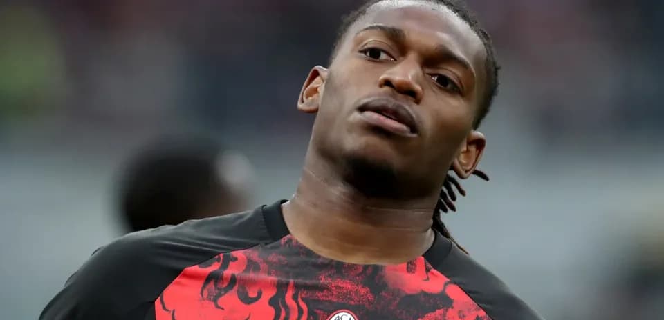 Futbolçu məşq zamanı AC Milan formasında