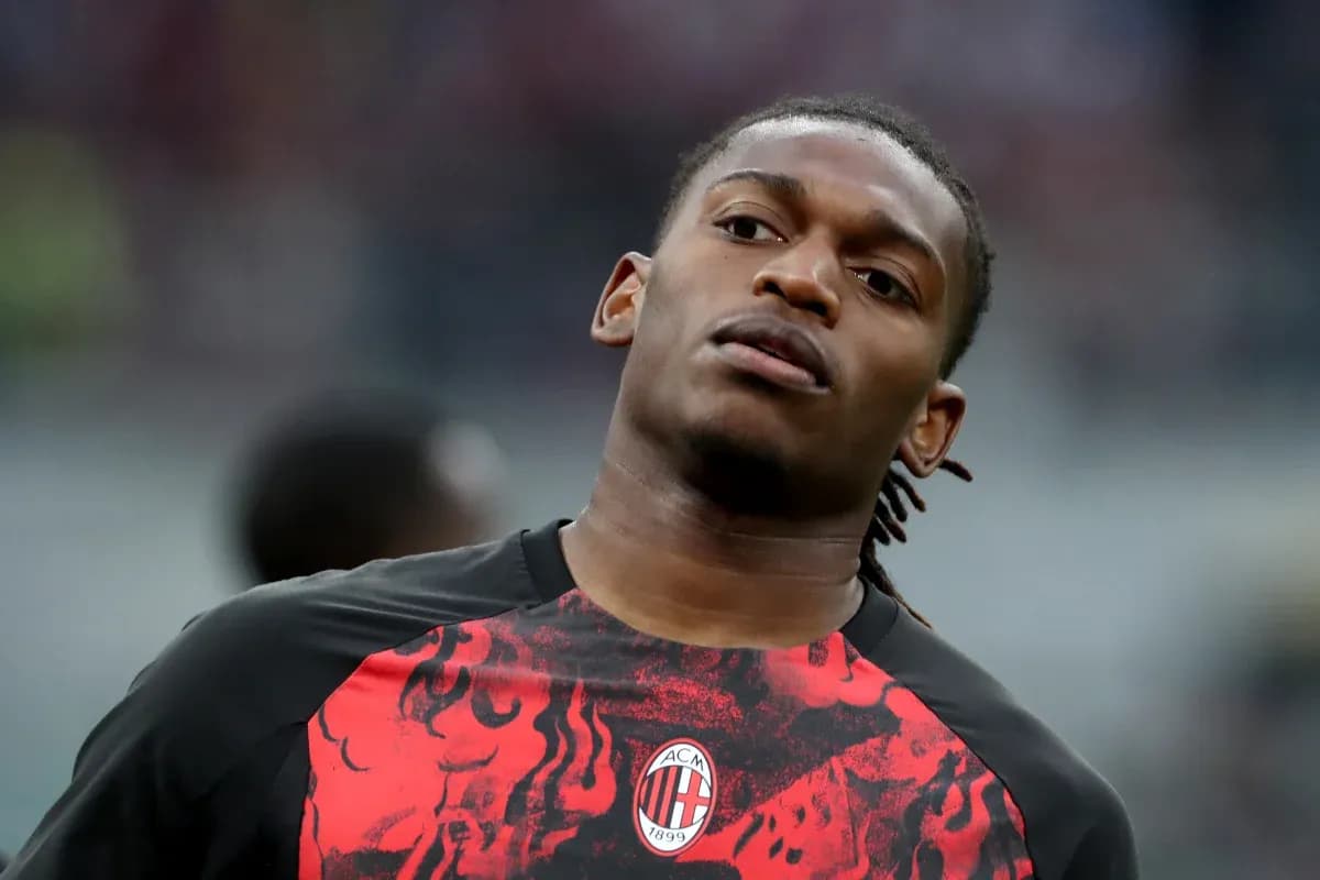 Futbolçu məşq zamanı AC Milan formasında
