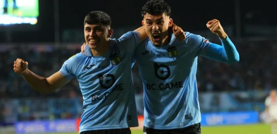 O'Higgins futbolçuları sevinir