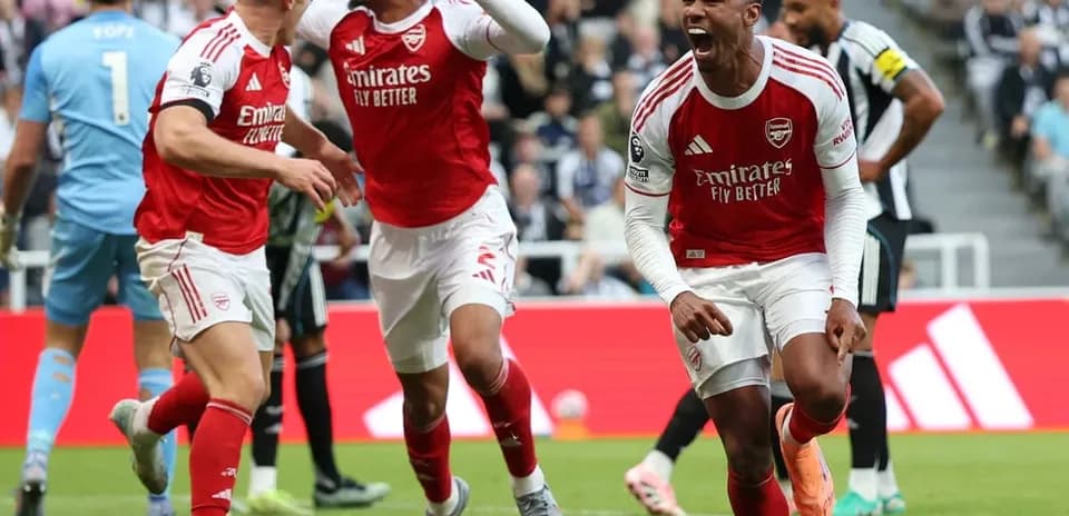 Arsenal oyunçuları qələbə sevinci yaşayır