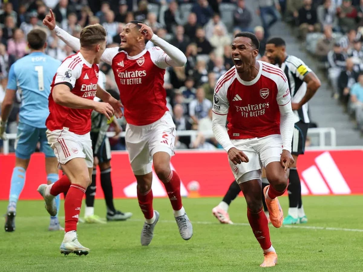 Arsenal oyunçuları qələbə sevinci yaşayır