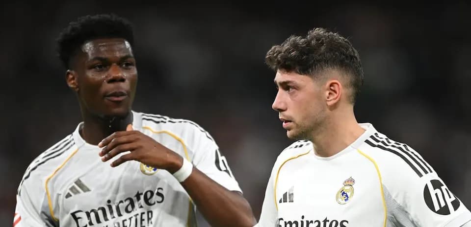 İki Real Madrid oyunçusu matç zamanı müzakirə edir