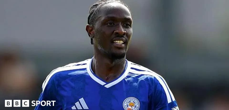 Futbolçu Leicester City formasında üzərində gülüş