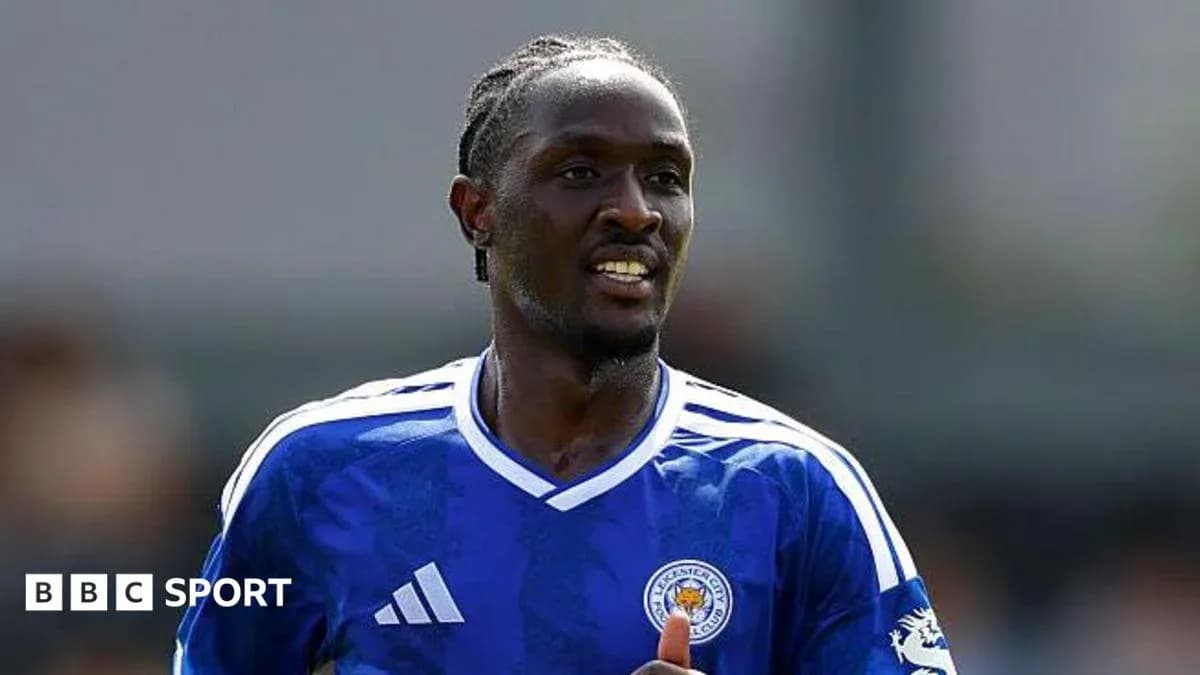Futbolçu Leicester City formasında üzərində gülüş
