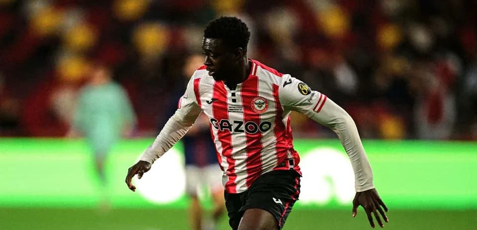 Futbolçu topa doğru irəliləyir, Brentford formasında
