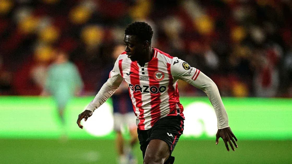 Futbolçu topa doğru irəliləyir, Brentford formasında