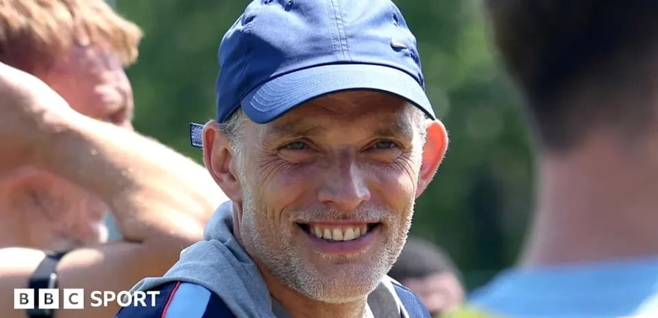 Baş məşqçi məşq zamanı futbolçularla danışır