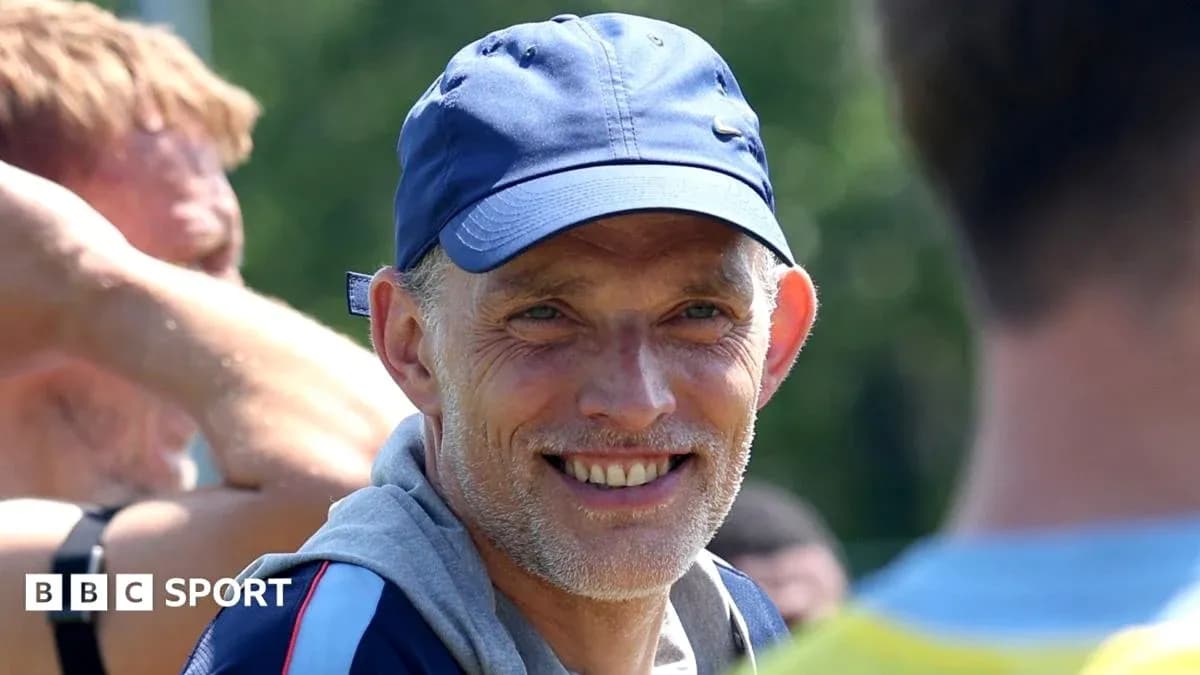 Baş məşqçi məşq zamanı futbolçularla danışır