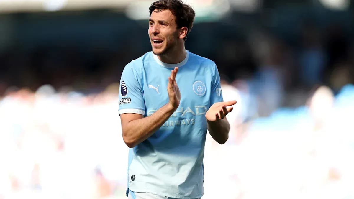 Futbolçu alqış edərək meydanda durur