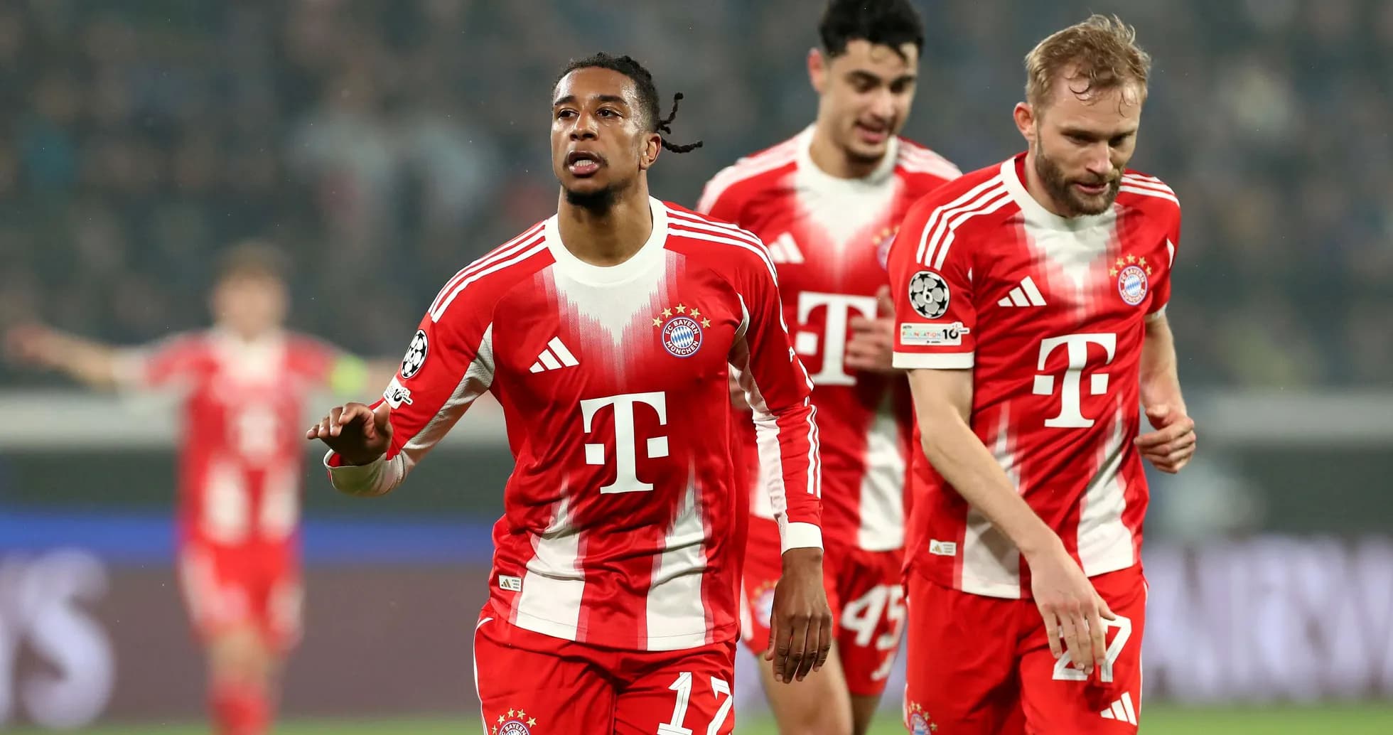 Bayern Münchendən oyunçular qol sevinci yaşayır