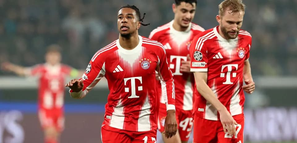 Bayern Münchendən oyunçular qol sevinci yaşayır