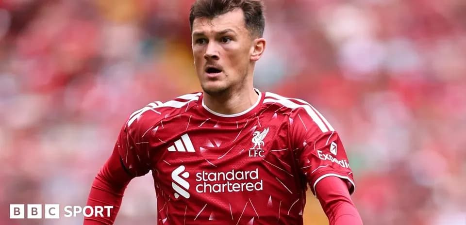 Futbolçu Liverpool formasında oyun zamanı