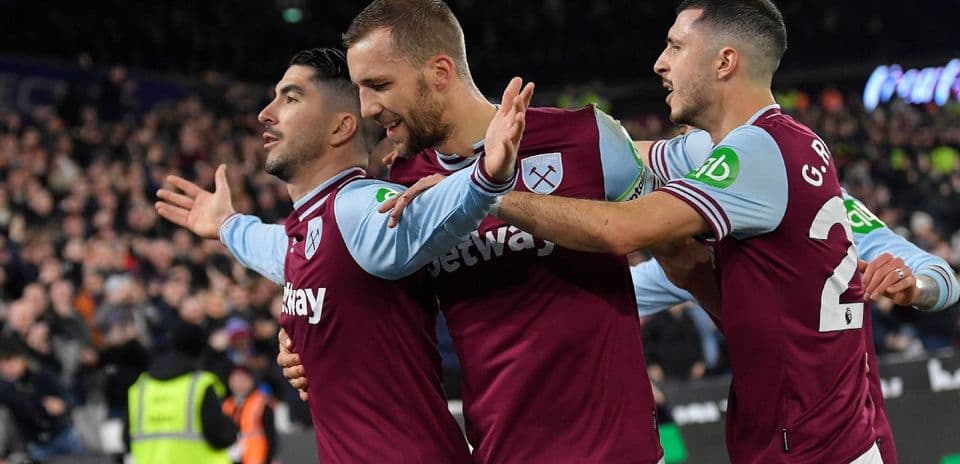 Qollarını açmış West Ham futbolçuları