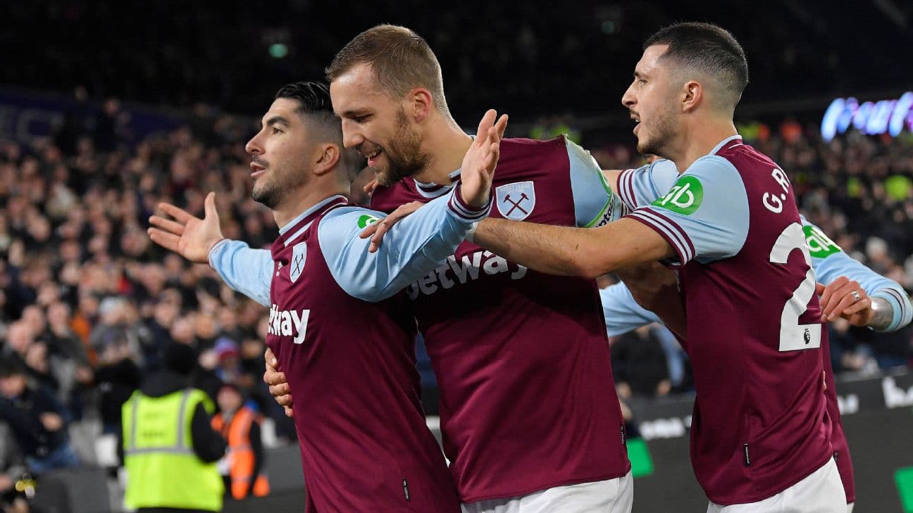 Qollarını açmış West Ham futbolçuları