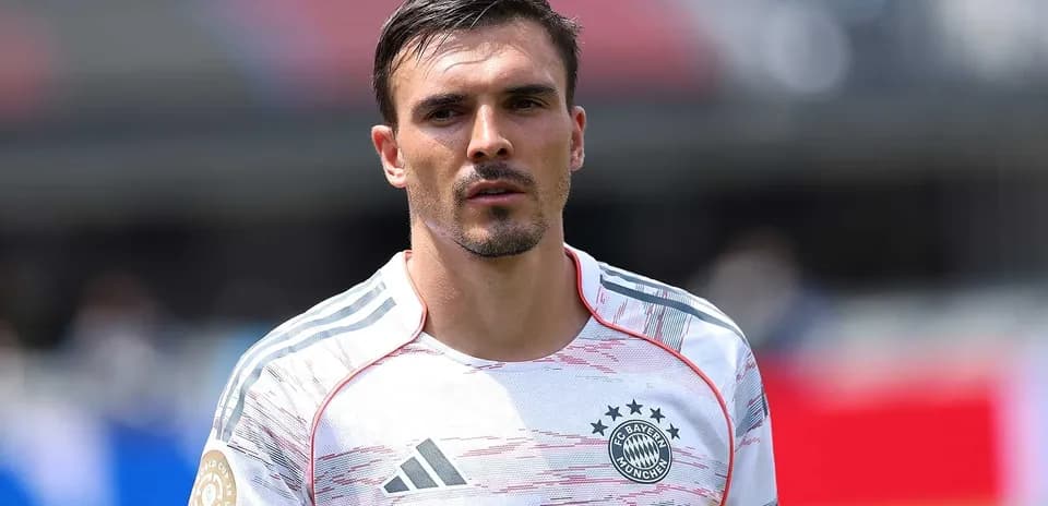 Futbolçu FC Bayern München formasında görünür