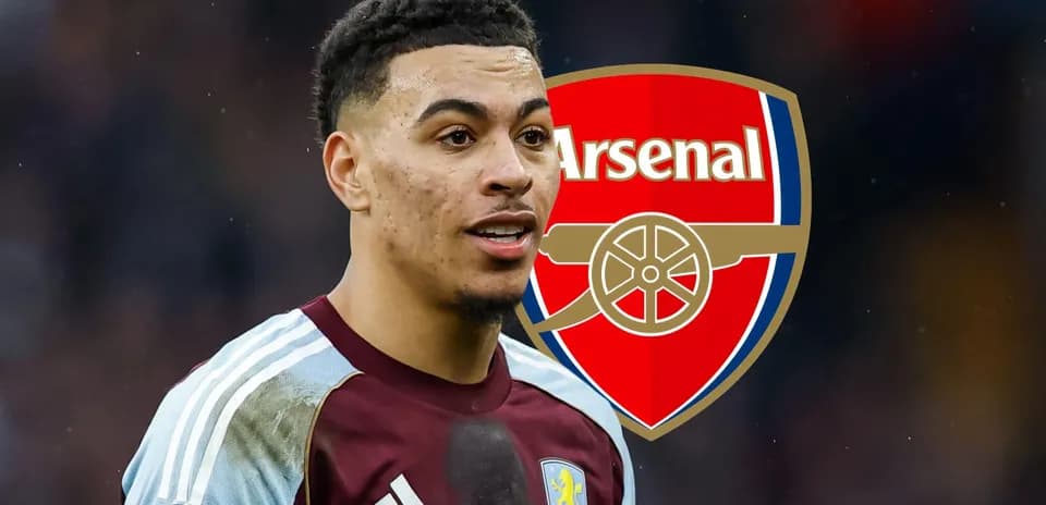 Futbolçu Arsenal loqosunun arxasında dayanır