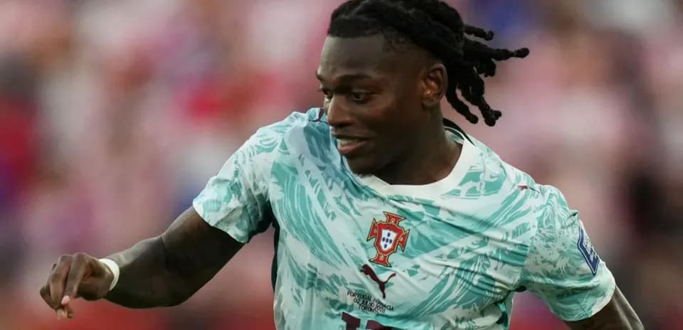 Portugaliya futbolçusu meydanda hərəkət edir