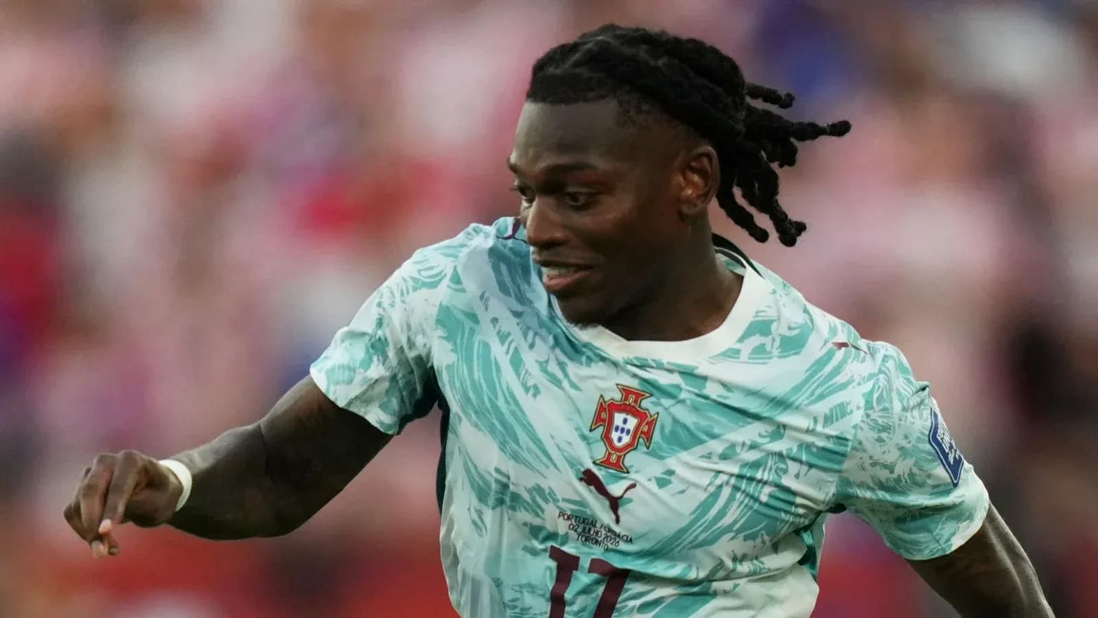 Portugaliya futbolçusu meydanda hərəkət edir