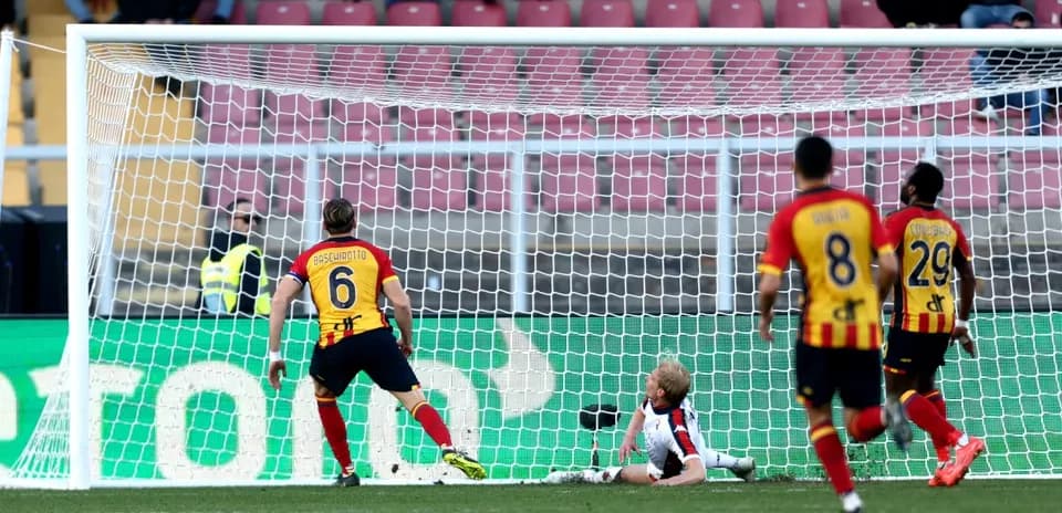 Lecce futbolçusu topu qapıya vurur