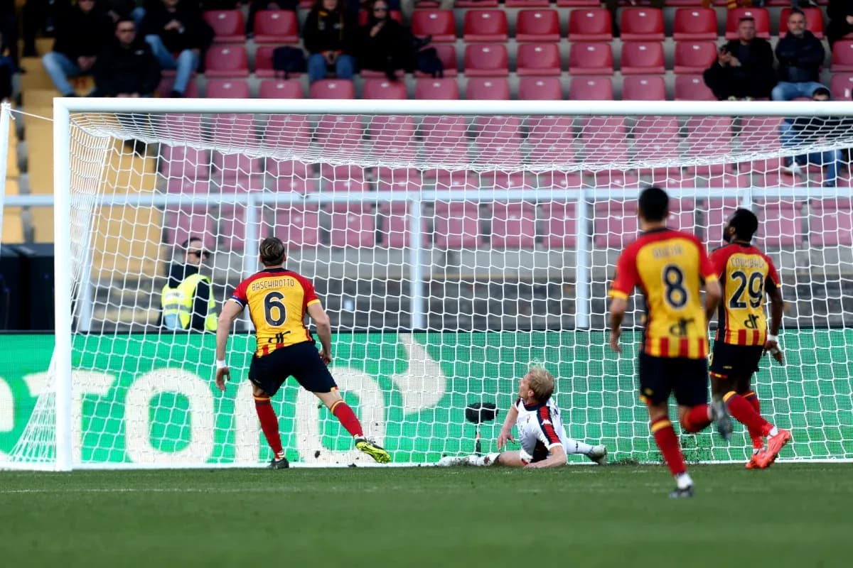 Lecce futbolçusu topu qapıya vurur