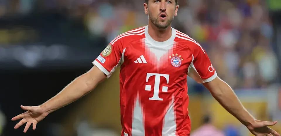 Futbolçu Bayern Münich formasında qollarını açır