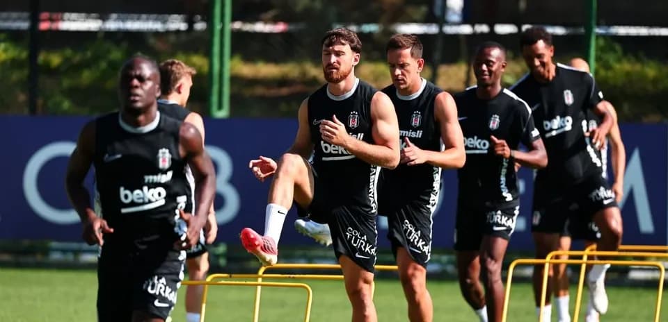 Beşiktaş futbolçuları məşq zamanı