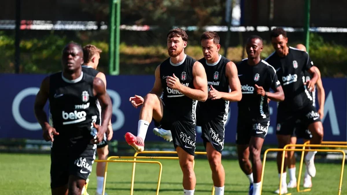 Beşiktaş futbolçuları məşq zamanı