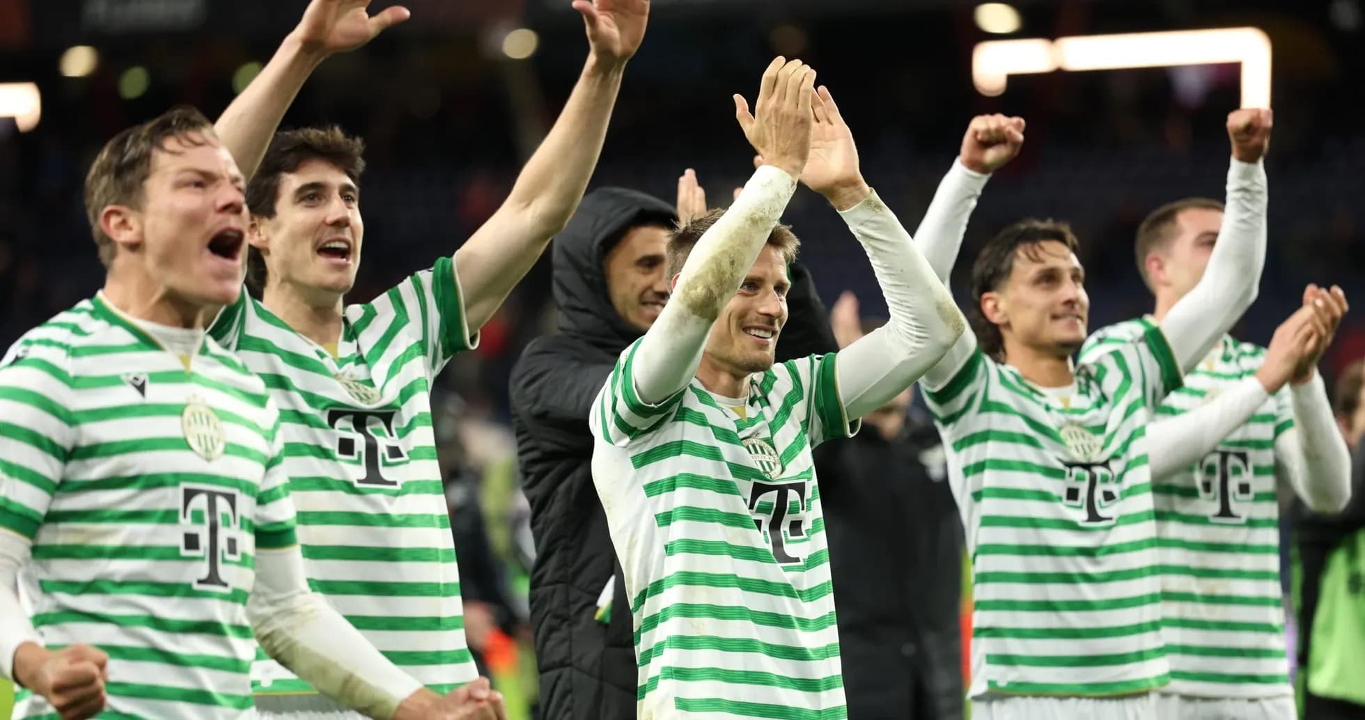 Ferencváros TC oyunçuları sevinclə əl çalır