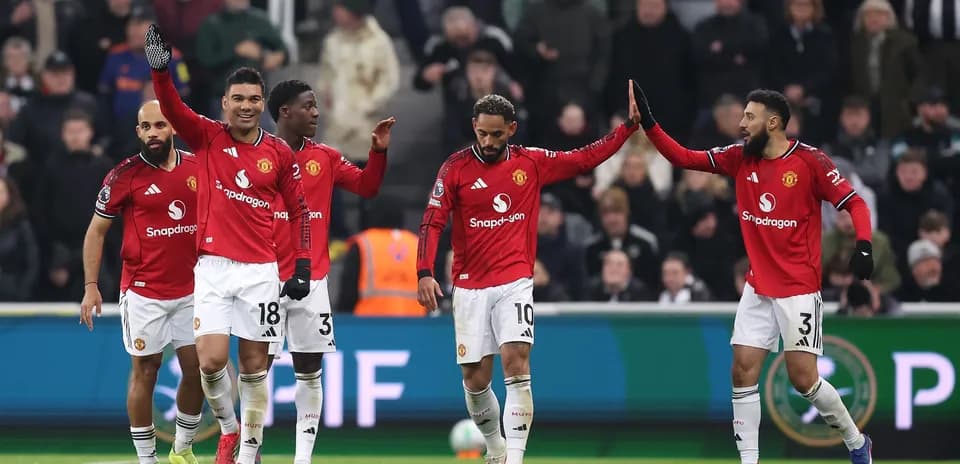 Manchester United players celebrating a goal together