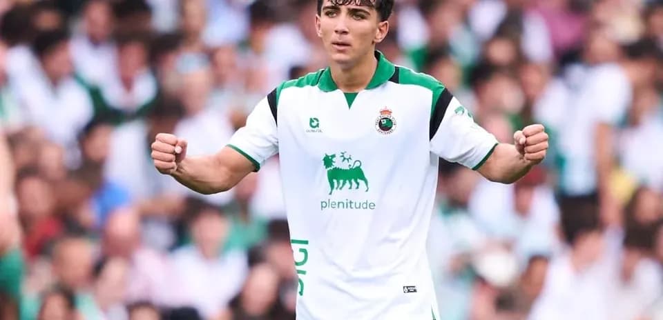 Futbolçu qələbə sevincini yaşayır stadionda
