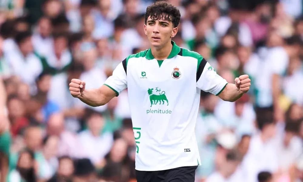Futbolçu qələbə sevincini yaşayır stadionda