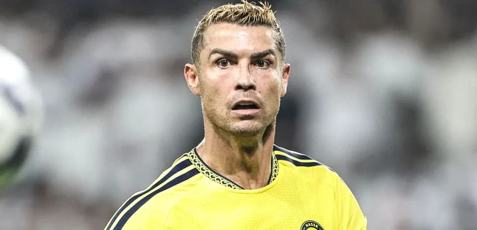 Futbolçu sarı forma ilə mərkəzə baxır