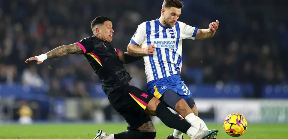 Brighton və Chelsea futbolçuları mübarizə aparır