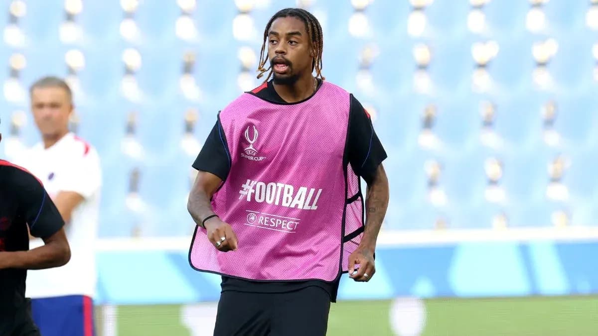 Futbolçu məşq zamanı idman kostyumunda