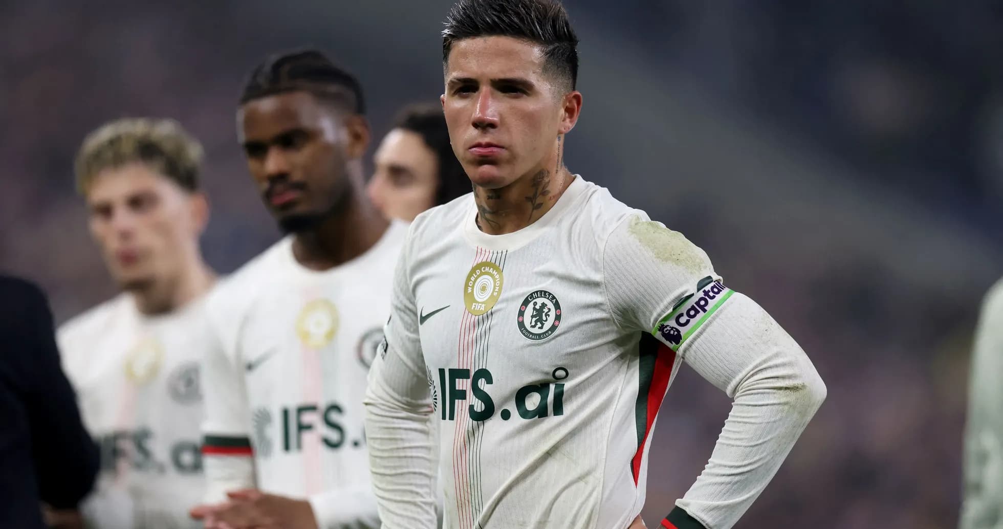 Çelsi futbolçusu matç sonrası düşüncəli görünür