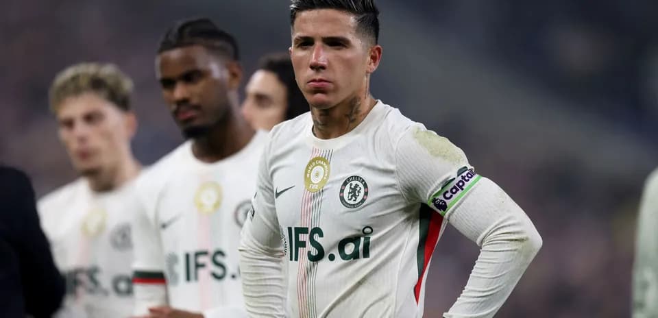 Çelsi futbolçusu matç sonrası düşüncəli görünür