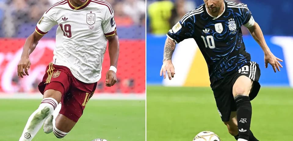 İspaniya və Argentina futbolçuları topa doğru hərəkət edir
