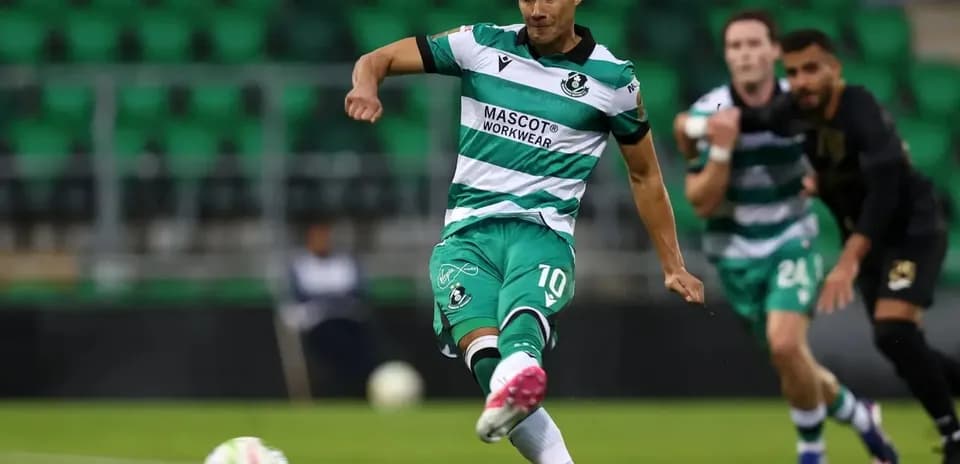 Futbolçu topu vurarkən