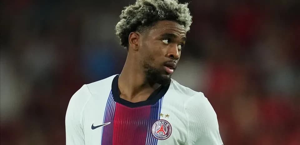 Futbolçu PSG formasında oyun zamanı