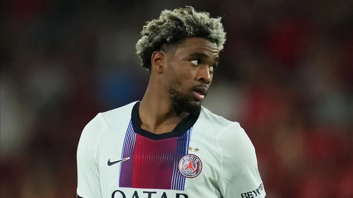 Futbolçu PSG formasında oyun zamanı