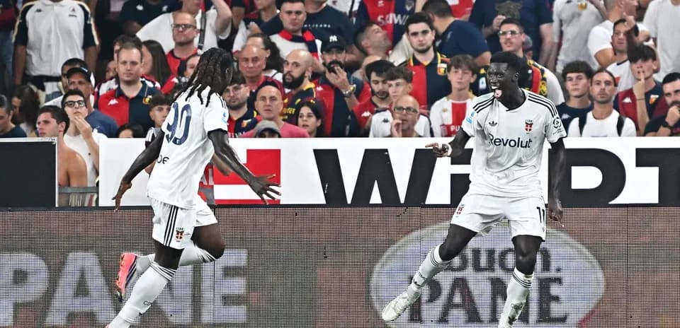 Genoa futbolçuları qolu qeyd edirlər