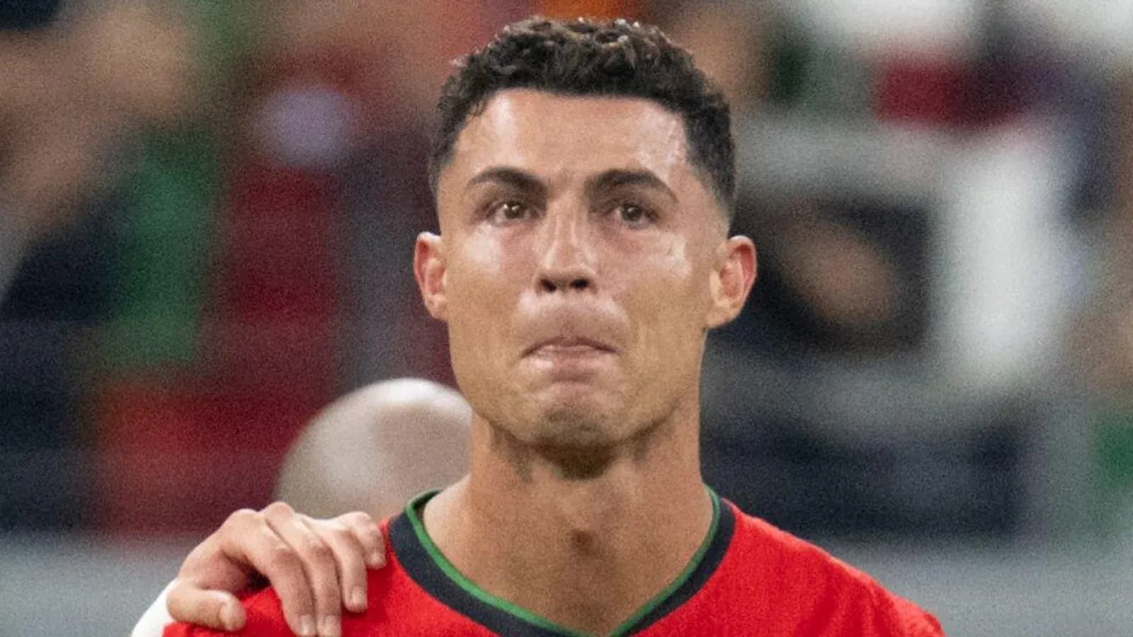 Futbolçu oyun zamanı üzünü tutaraq durur