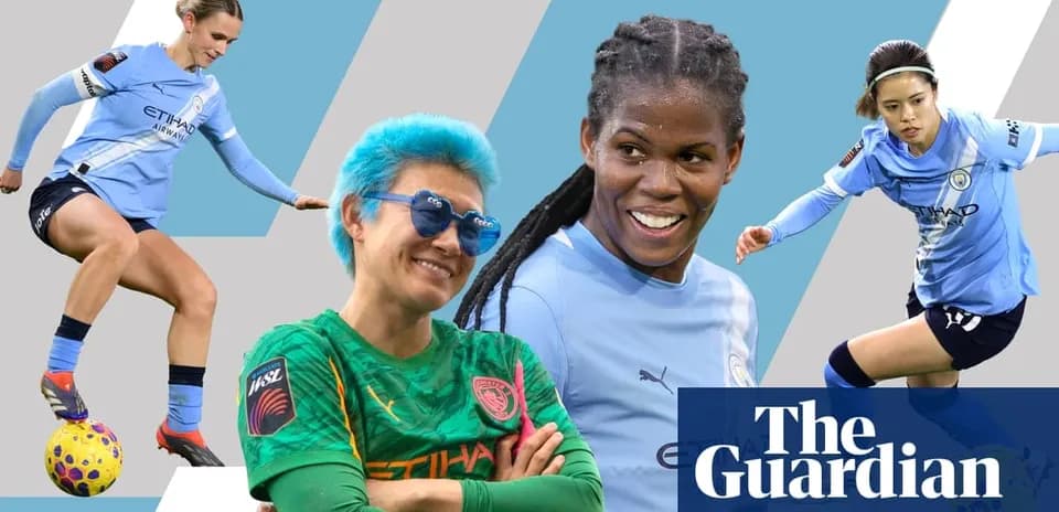 Dördü Manchester City qadın futbolçuları, müxtəlif pozalarda